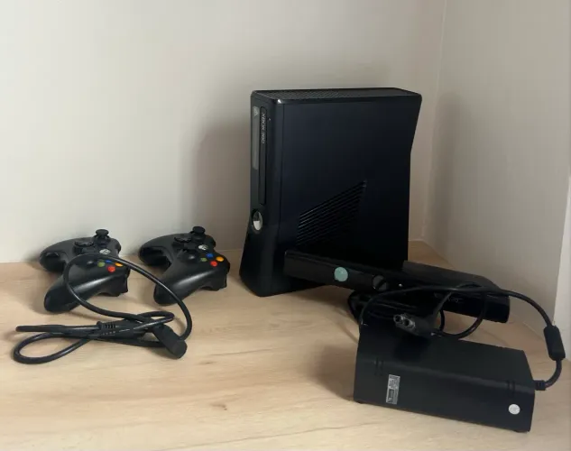 ? Xbox 360 com Kinect + 2 controles + 6 jogos originais ?
