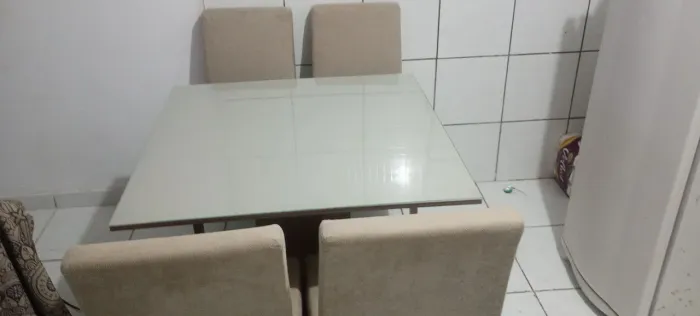 vendo uma mesa com tampo de vidro