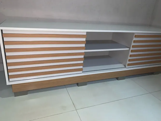 Rack/Bancada para TV com portas ripadas