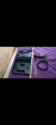 Furadeira de Impacto da Bosch com Maleta e acessórios.