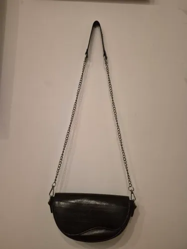 Bolsa de ombro preta em corino alça com corrente