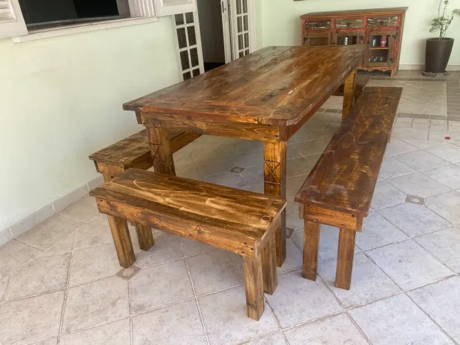 Mesa com Bancos