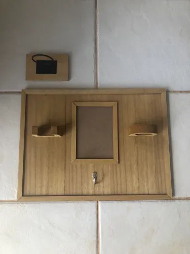 Quadro decorativo 3 em 1: porta-retrato + suporte para bolas esportivas + cabide