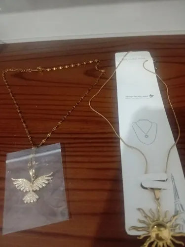 Colar dourado com pingente
