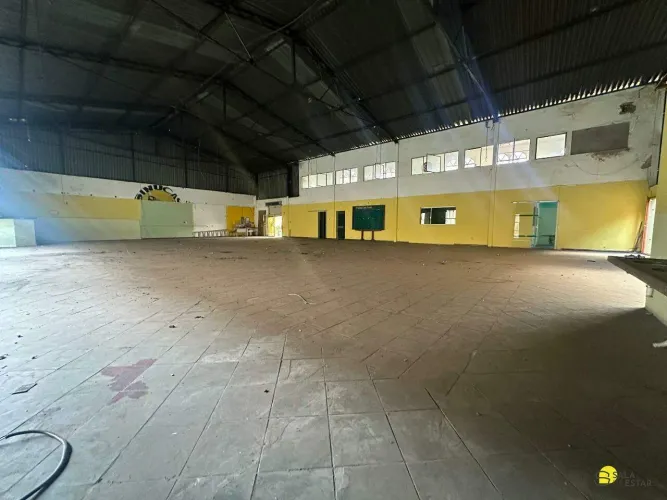 Galpão para venda com 752m2, com escritório e vagas para até 7 carros, no Barreiro.