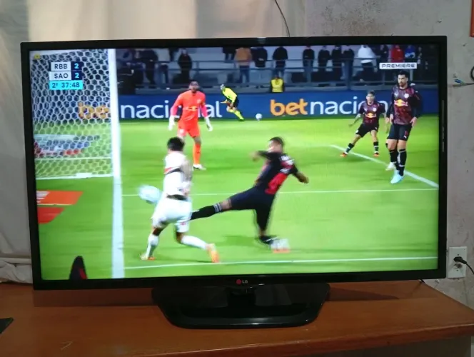 Tv 42 polegadas Led com conversor digital. Não é Smart. Tv em excelente estado 