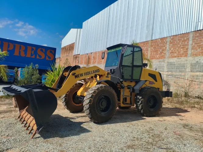 Carregadeira new holland 12 D