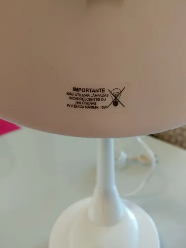 Luminária de Mesa Branca Moderna - Perfeita para Estudo ou Quarto!