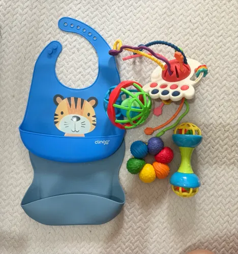 Kit brinquedo e babador para bebê