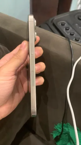 iPhone 15 pro max  não funciona o chip nem esim.