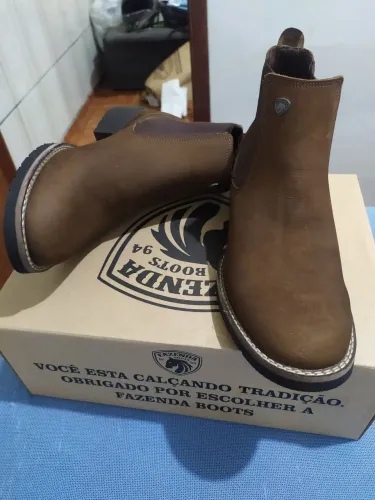 BOTA CHEIRO DE NOVO! NA CAIXA NUNCA FOI USADA TAM 38