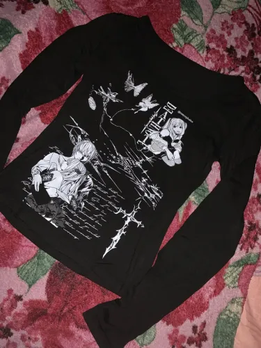 Vendo blusa manga longa Y2K preta com estampa de anime