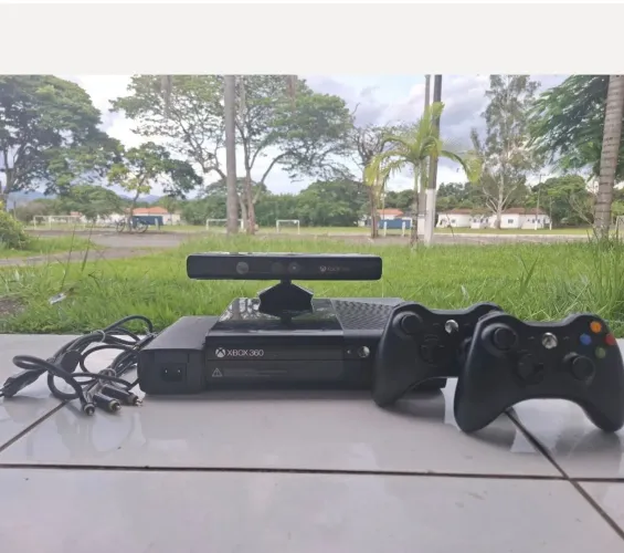 Xbox 360 + Kinect + 2 Controles e Cabos
