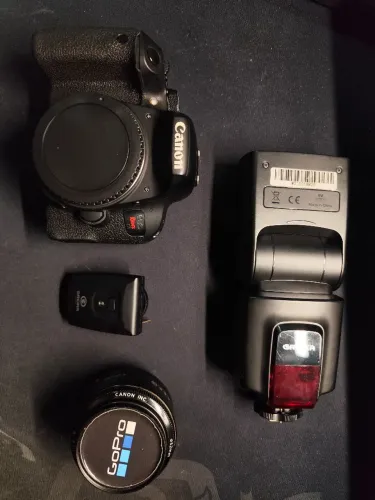 Vendo câmera T7i + lente 50 mm (fullframe) + flash