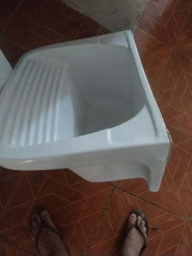 Tanque pia em louça da marca Deca todo perfeito no ponto de instalar e usar 