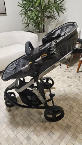Carrinho de bebê + bebê conforto