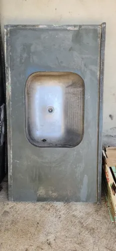 pia de cozinha de aço inoxidável embutida em uma bancada de pedra ardósia