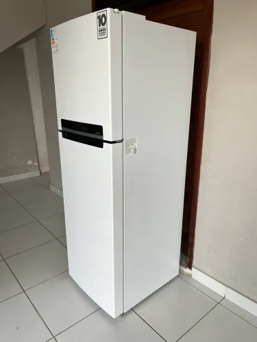 Geladeira nova 425 litros 4 meses de uso garantia de 10 anos de fabrica 