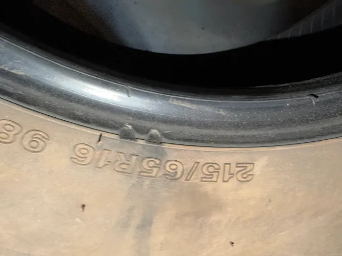 2 Pneus 215/65 R16 Bridgestone Meia-Vida (Ideal para Estepe / Reserva)