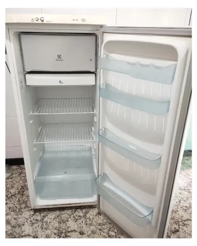 Geladeira Electrolux 240L Otima