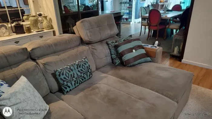Sofá retrátil em tecido suede