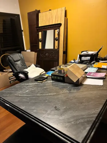 Mesa de 8 lugares de madeira trabalhada com tampo de mármore nero marquina antiga 