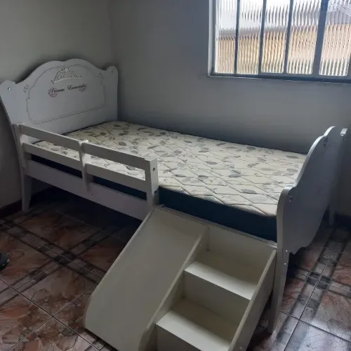 CAMA INFANTIL COM COLCHÃO - DETALHES DECORATIVOS DE PRINCESA