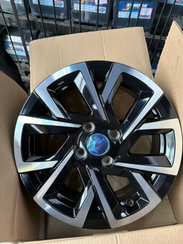 Roda Saveiro aro 15 Black diamantada.