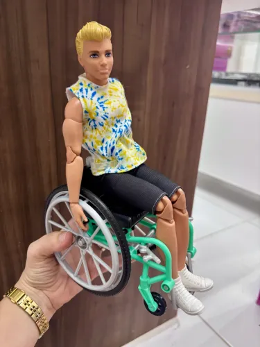 Barbie Ken cadeirante ( todo articulado)
