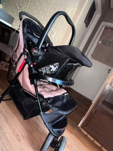 Carrinho de bebê COSCO com bebê conforto