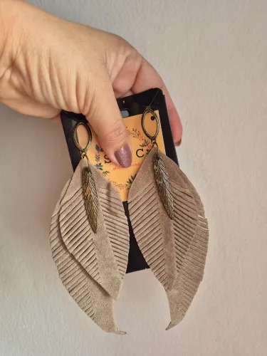 Brinco folhas camurça bege novo!