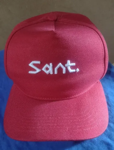 Boné vermelho SANT, com bordado branco