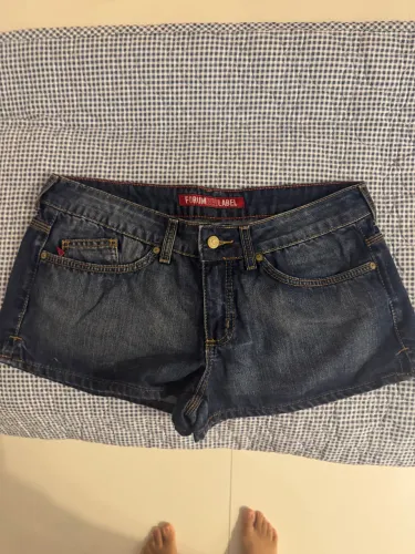 Vendo short e saias - marca Fórum - tamanho 42 - cada por 20 reais.
