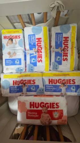 Fraldas Huggies tamanho P, novas e com os pacotes fechados.