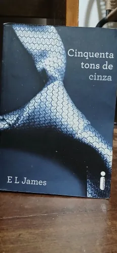 Cinquenta Tons de Cinza, de E. L. James, Editora Intrínseca