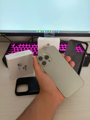 iPhone 15 Pro Max 256GB Prata | 100% Bateria | 255 Ciclos | + Carregador + AirPods 