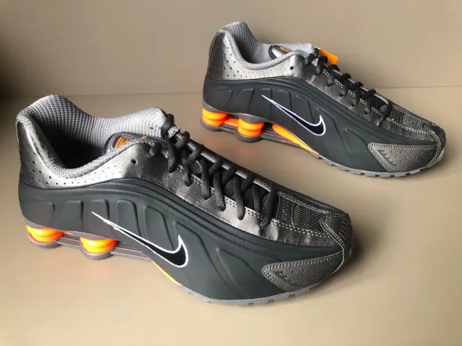 Nike shox R4 cinza/laranja - 41 ou 9.5 - original - lacrado