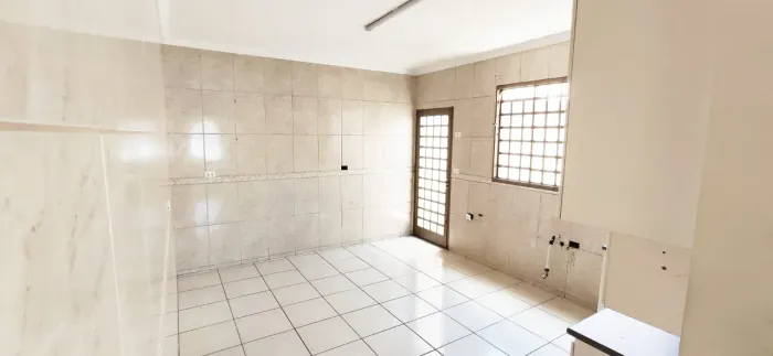 Casa à venda em Maringá, Conjunto Habitacional Requião, com 3 quartos,
