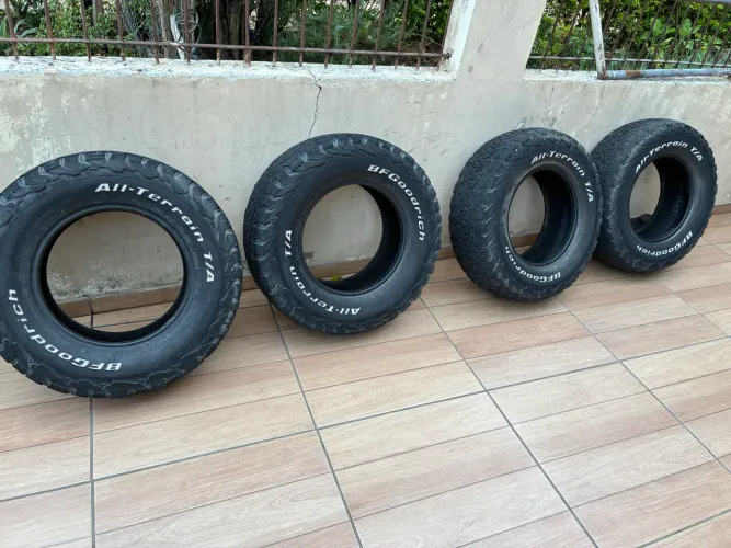 Jogo de pneus Bf goodrich 235 75 15