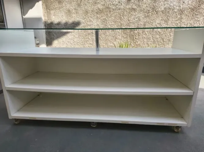 Balcão Expositor com Tampo de Vidro e Rodízios - 2,85m