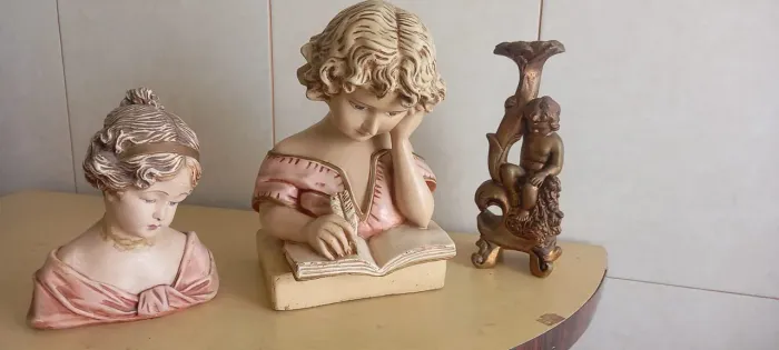 3 esculturas , busto de mulher com livro e sem livro e castiçal , escultura de Anjo