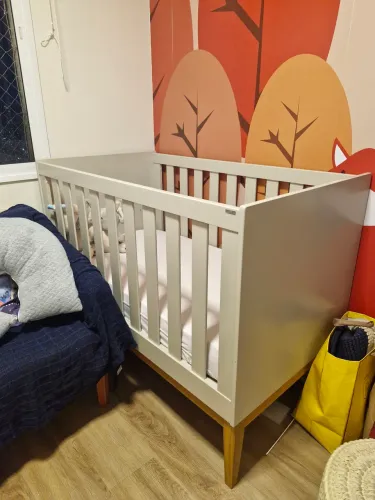 Vendo berço que vira mini cama na cor areia com colchão!