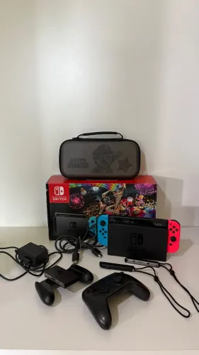 Console Nintendo Switch com Controle Joy-Con Neon Azul e Vermelho + Case + Pro Controller