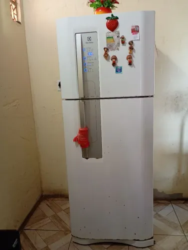 Geladeira Eletrolux funcionando, espaçosa e conservada.R$ 1.300. Chame no chat!