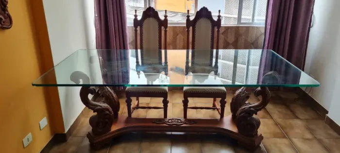  Mesa  Trabalhada   com Pura Madeira, com tampa de Vidro Italiano,  6 Cadeiras. 2.20mts.