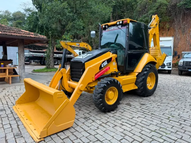 RETROESCAVADEIRA CATERPILLAR 416E