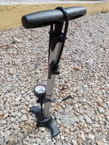 Bomba de pé p/ bicicletas