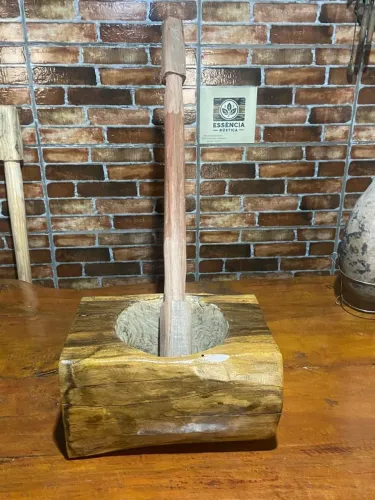 Pilão artesanal único de tamburil