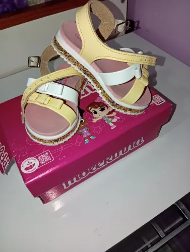 Sandália Molekinha amarelo com dourado