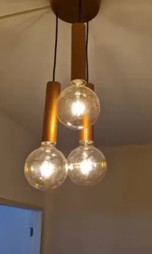 Eletricista de reparo e solda .